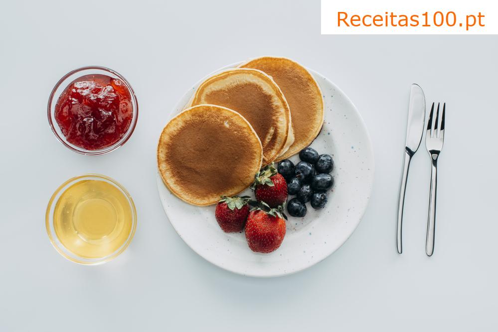 Panquecas de papoula, aveia e nata azeda