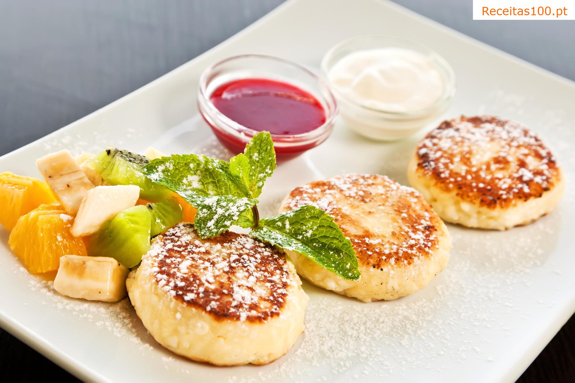 Panquecas de queijo cottage com marmelada e iogurte