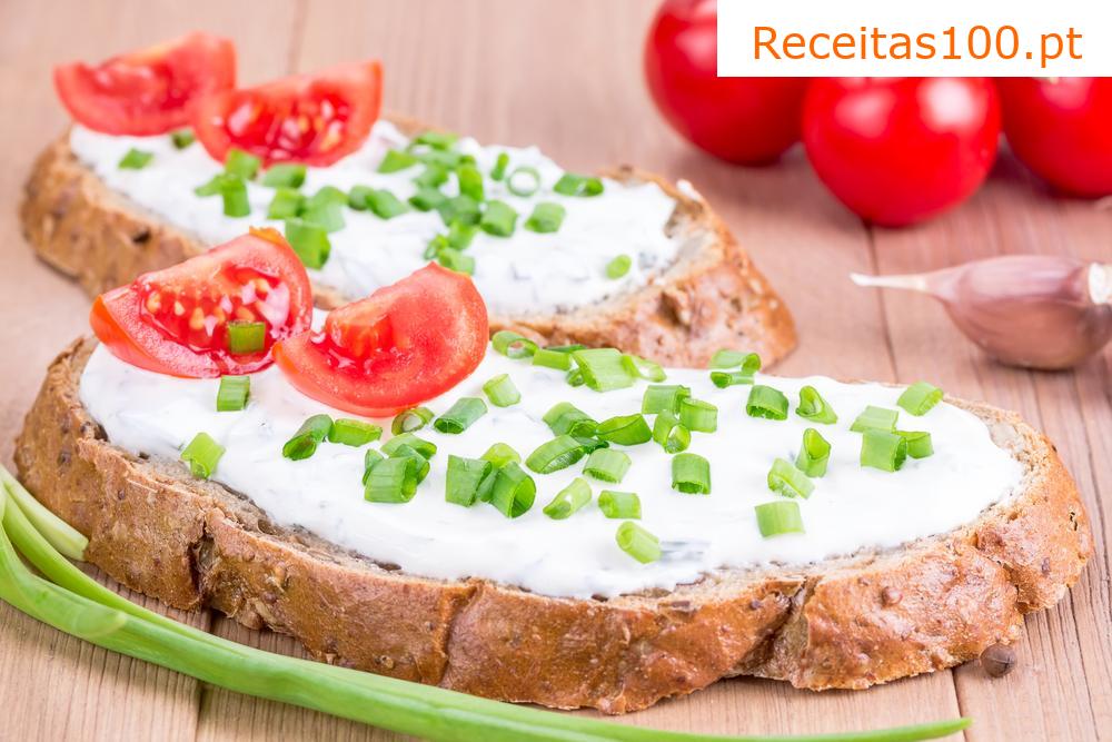 Pasta de ovo com queijo e alho