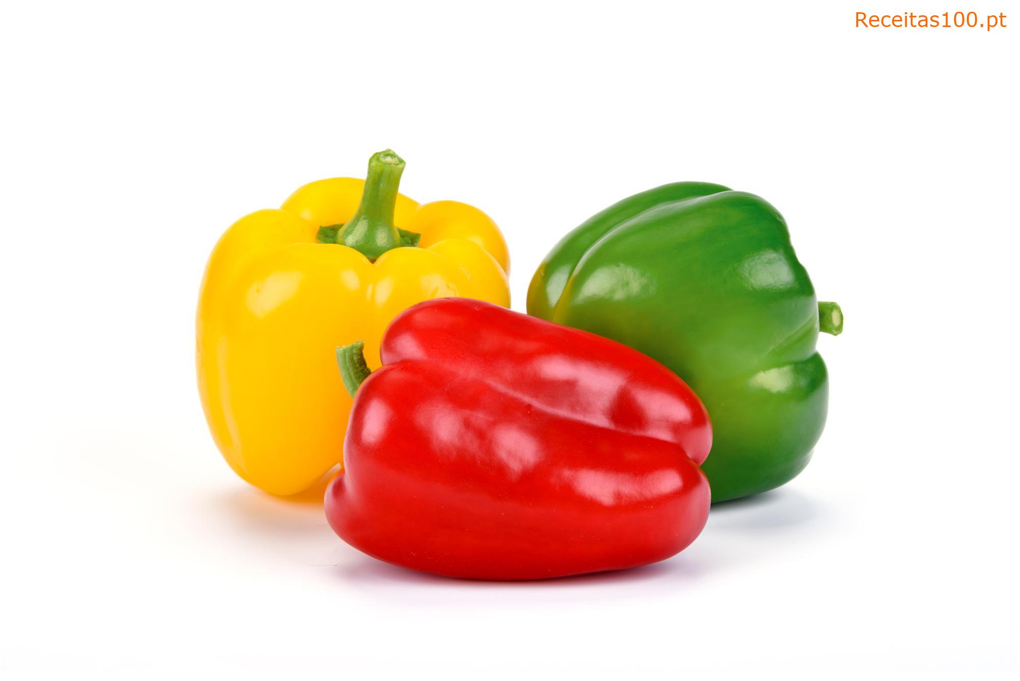 Peito de frango grelhado com legumes