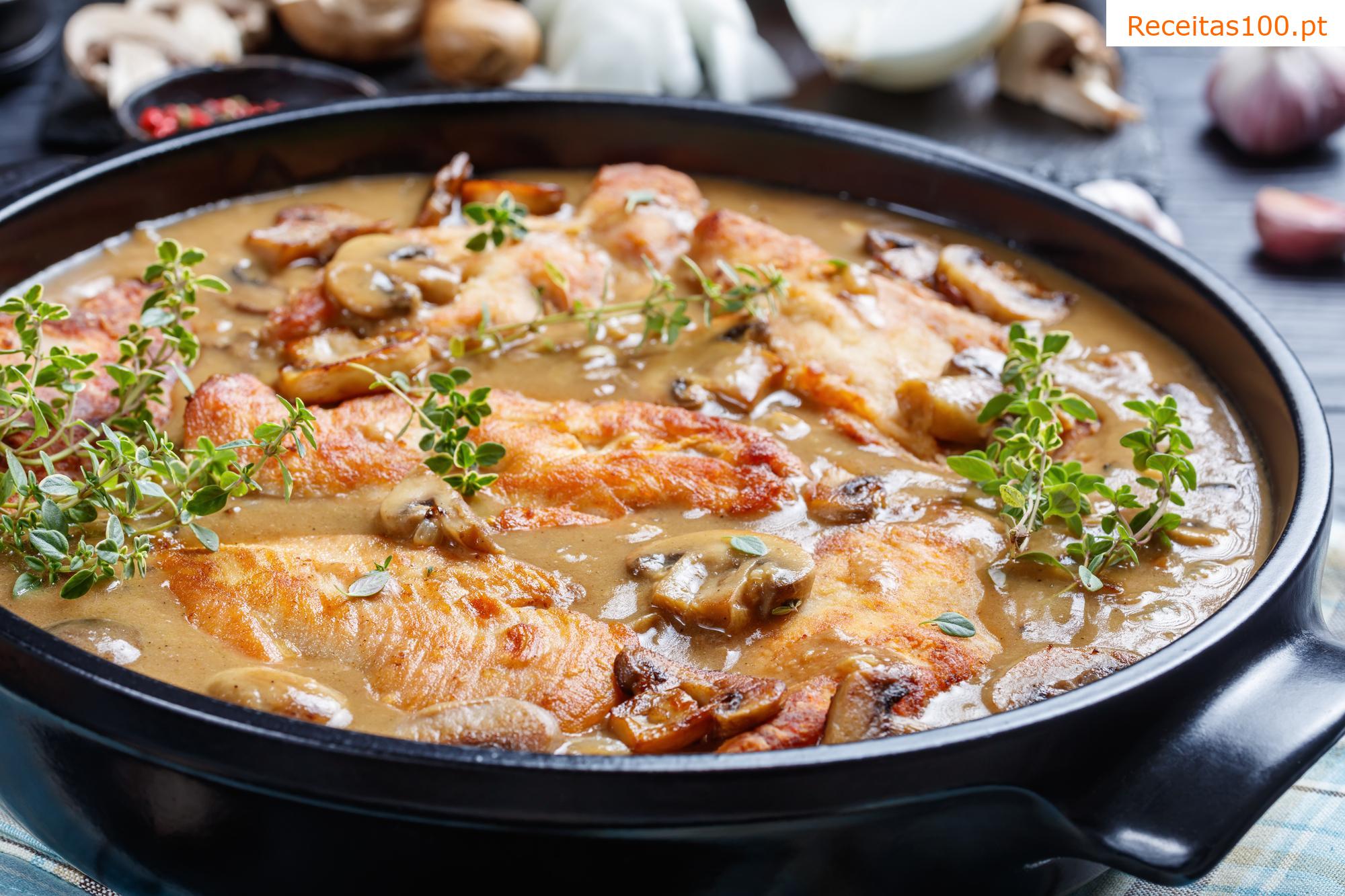Peito de peru assado com cogumelos, pimentão e abobrinha