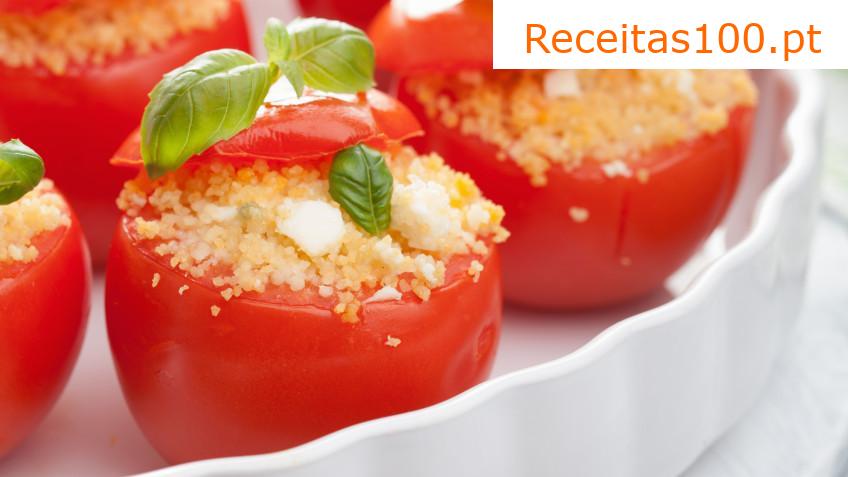 Perna de peru com tomates recheados com cuscuz de legumes