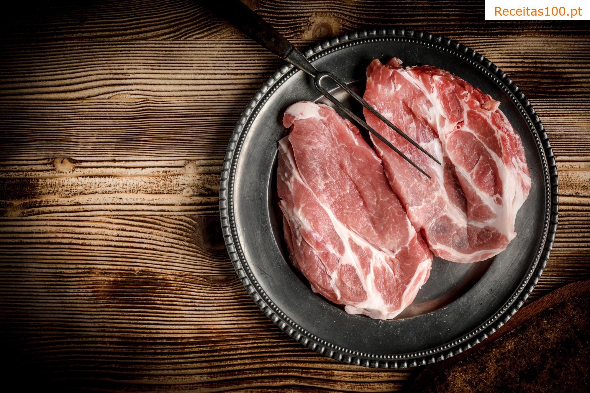 Pernil de porco com cenoura e couve de bruxelas em uma única panela