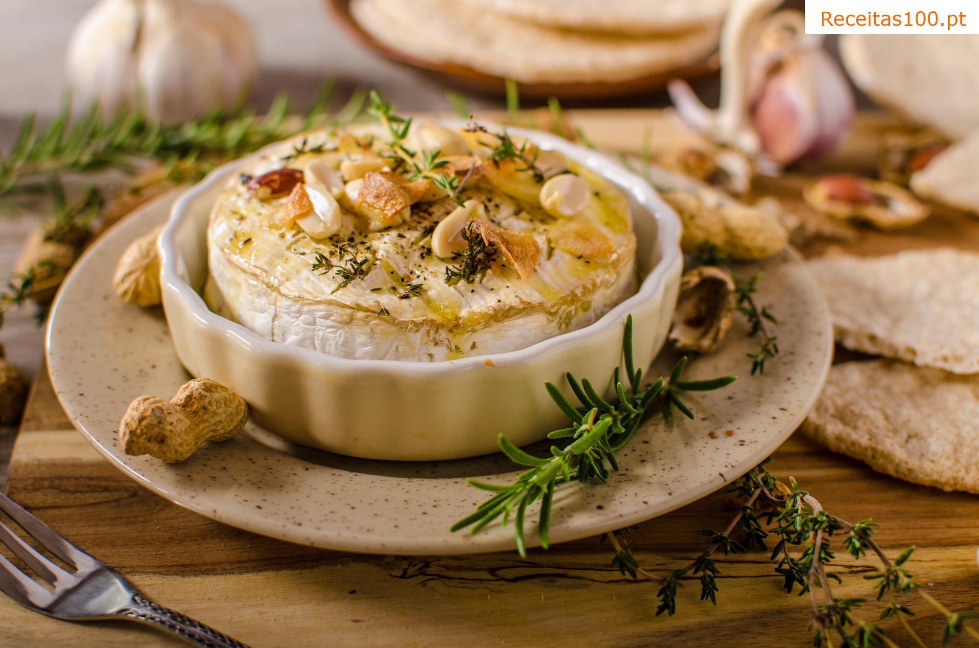 Queijo camembert com alho e nozes