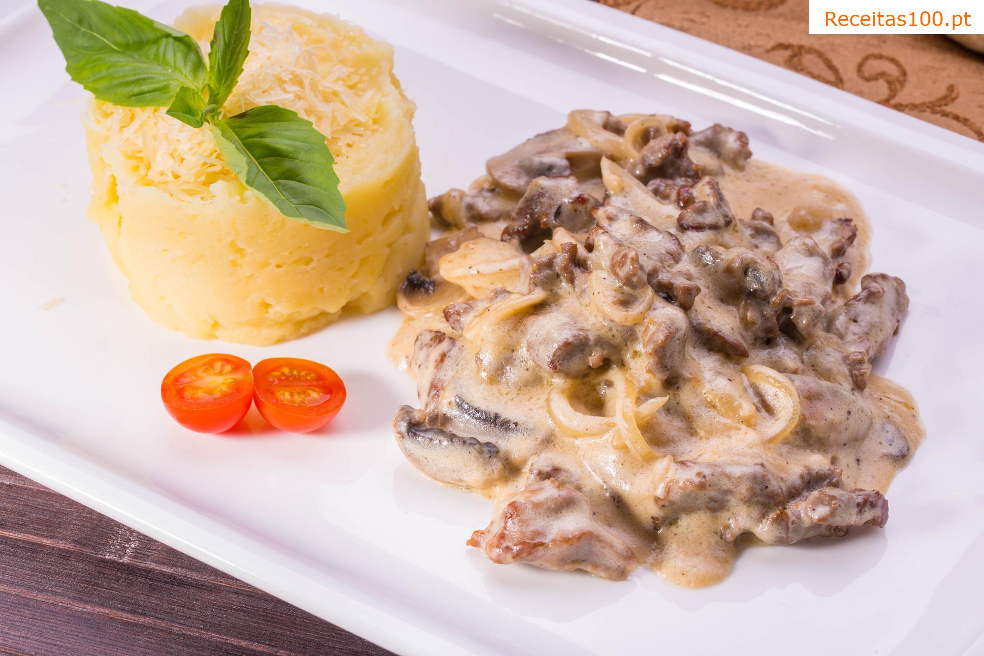 Ravioli recheado com carne bovina em molho cremoso