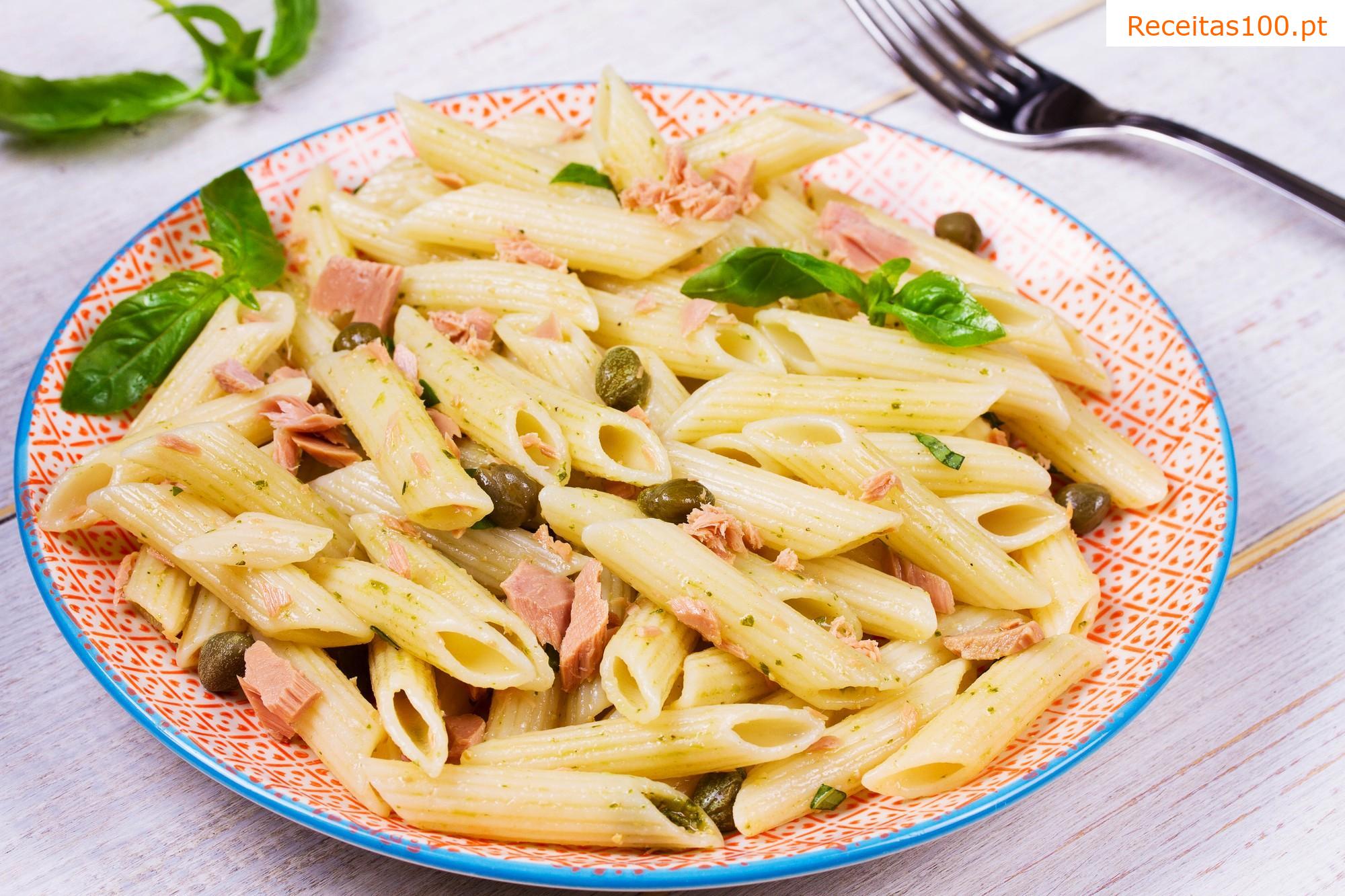 Rigatoni com atum, abobrinha e manjericão