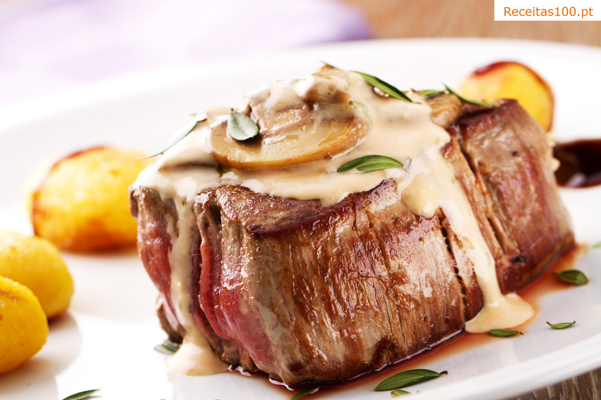 Rolo de carne bovina com molho de cogumelos