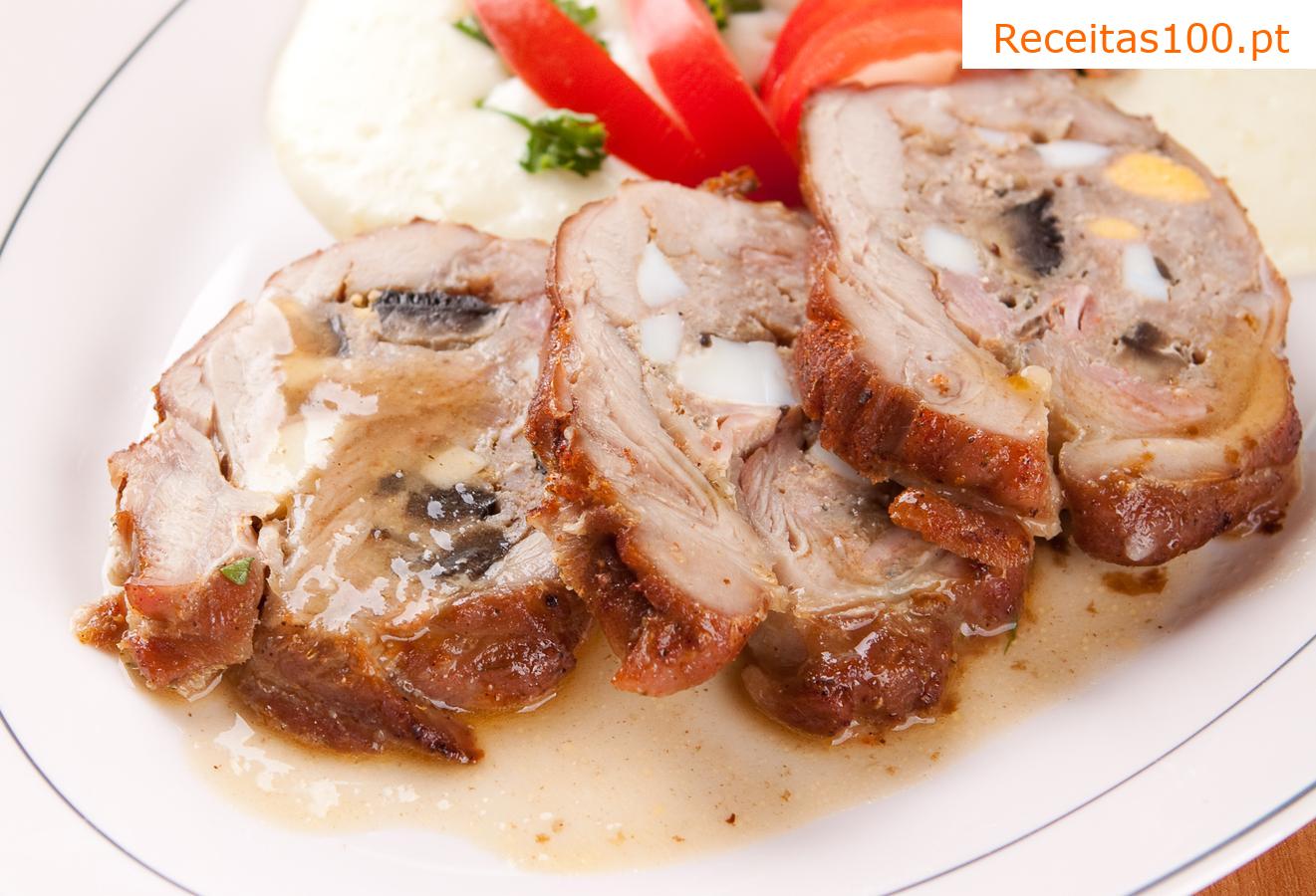 Rolo de carne bovina recheado com panquecas