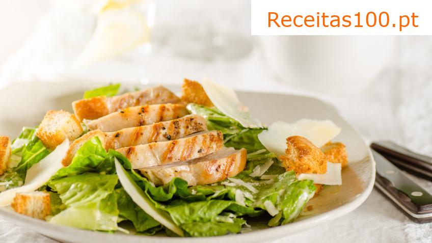Salada Caesar de frango