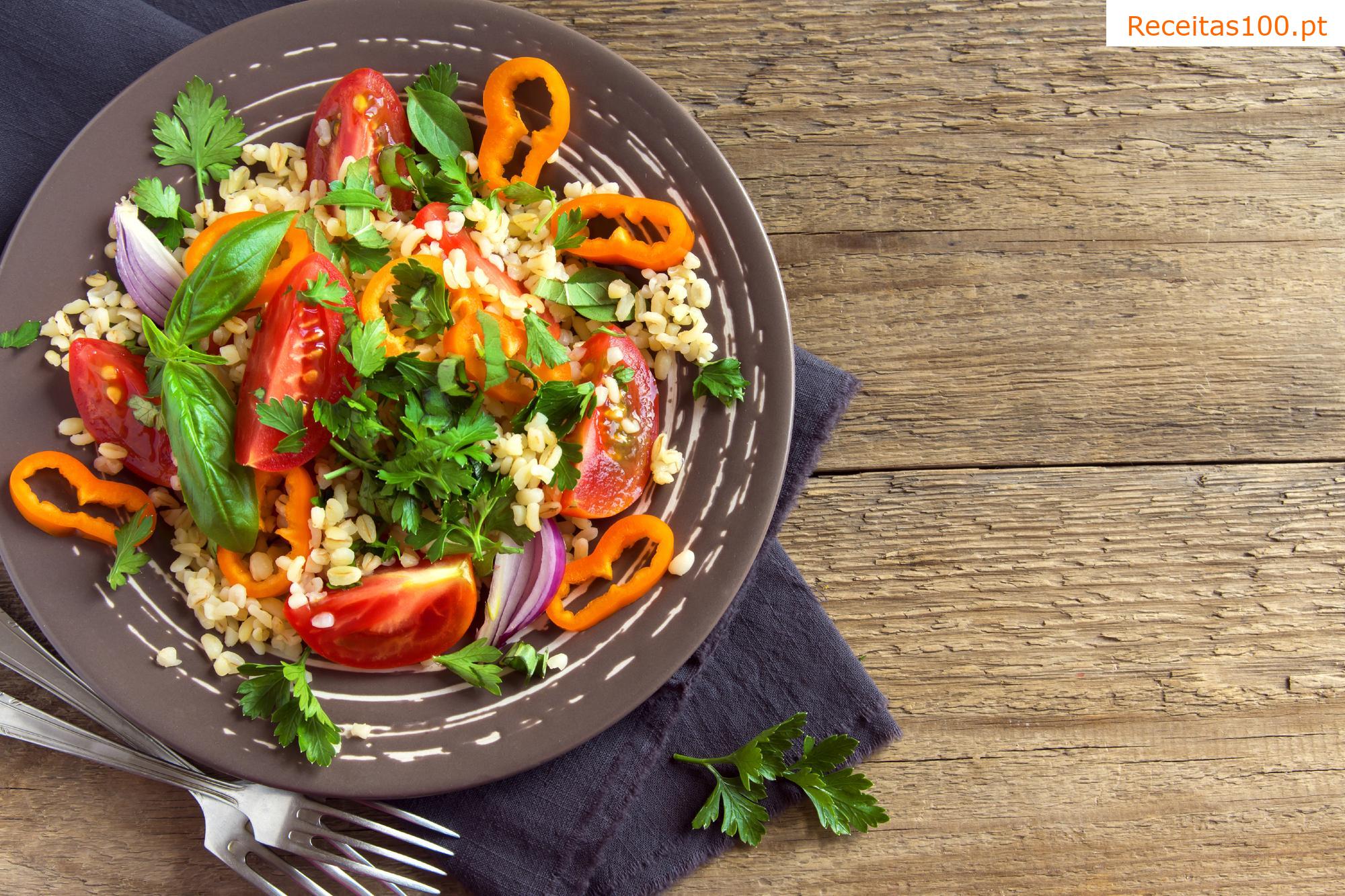 Salada com legumes e cuscuz