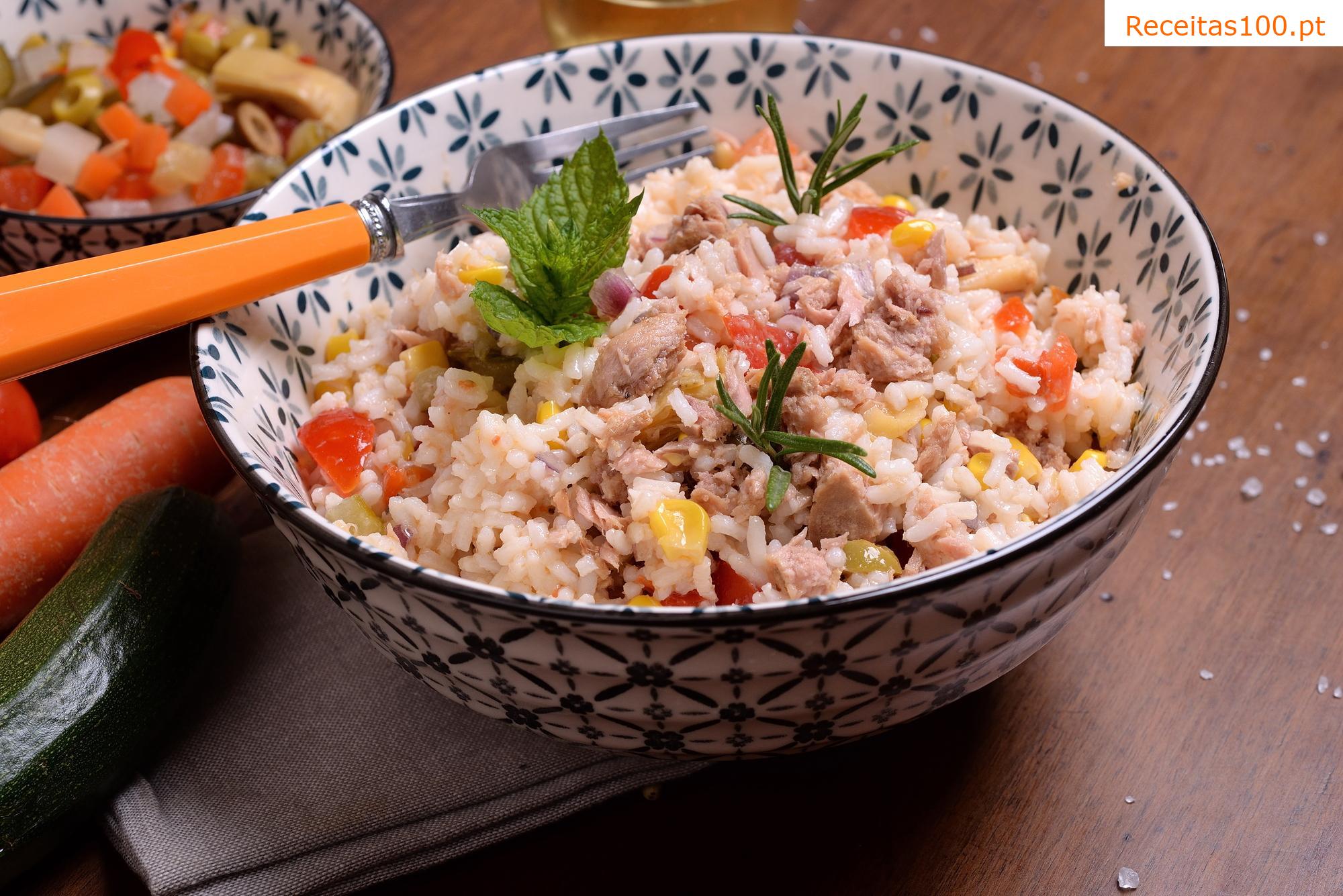 Salada de arroz com pedaços de frango