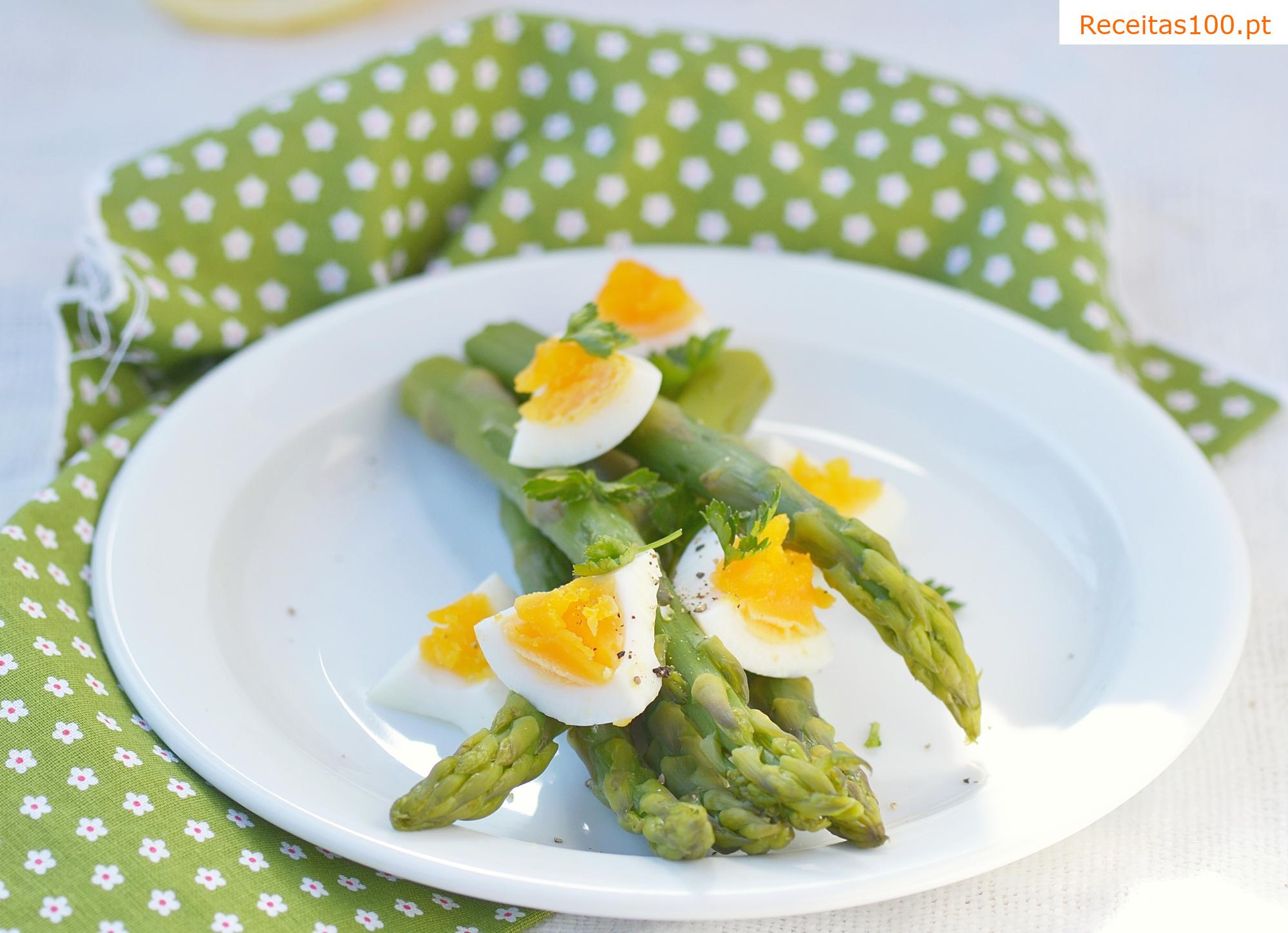 Salada de aspargos com ovos