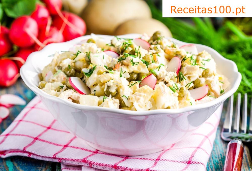 Salada de batata com rabanetes, alcaparras e molho à base de ovo