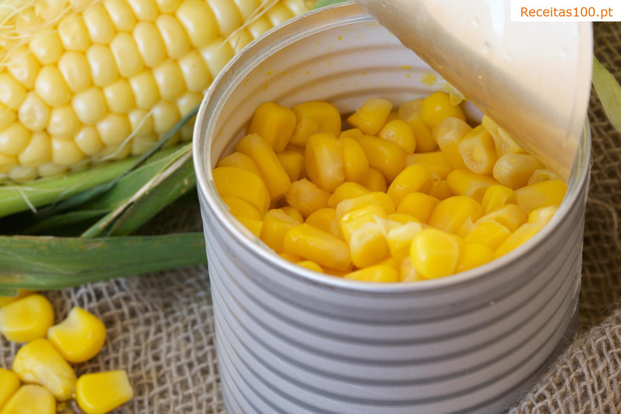 Salada de batata de verão com legumes sterilizados em conserva e maçãs
