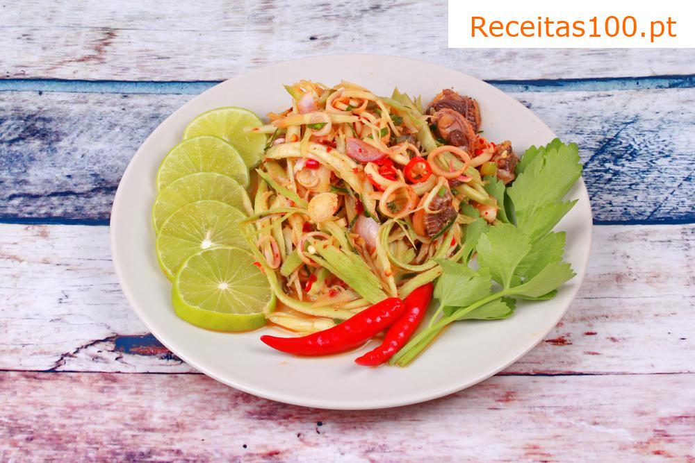 Salada de folhas com manga