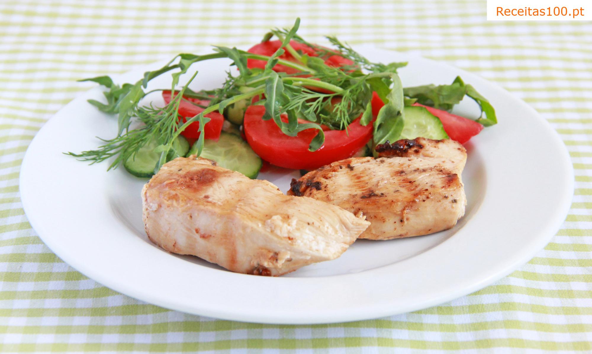 Salada de legumes com carne de frango