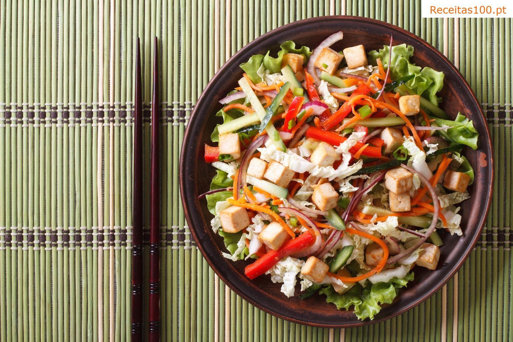 Salada de legumes com tofu