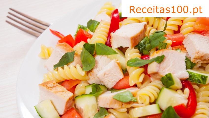 Salada de massa com carne de frango