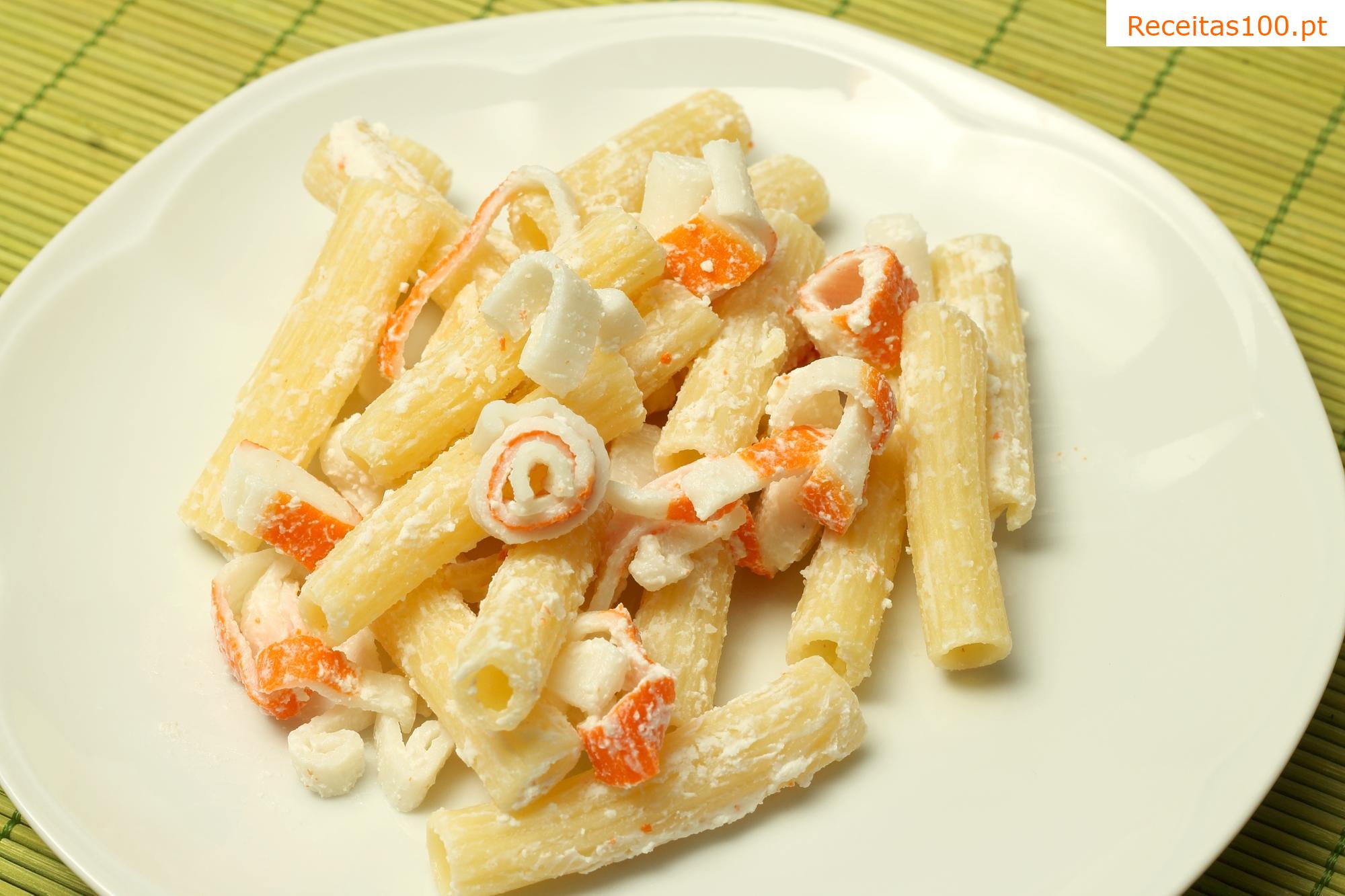 Salada de massa com paus de caranguejo