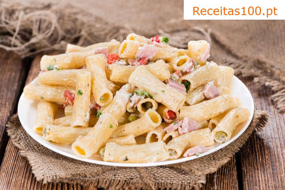 Salada de massa com pauzinhos de caranguejo