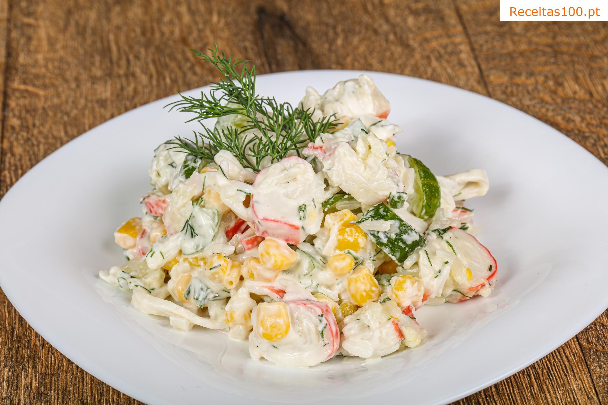 Salada de palitos de caranguejo e pepinos