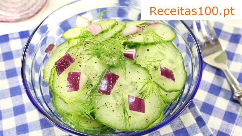 Salada de pepino com endro e cebola