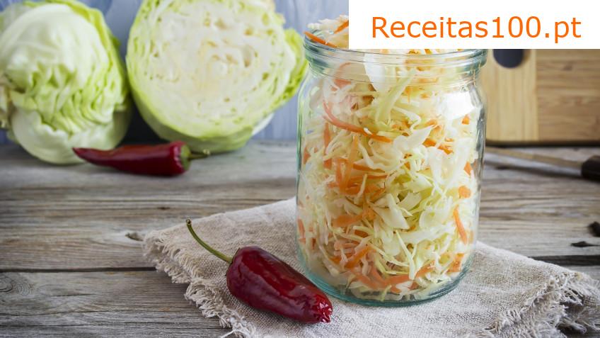Salada de repolho com cebolas em conserva
