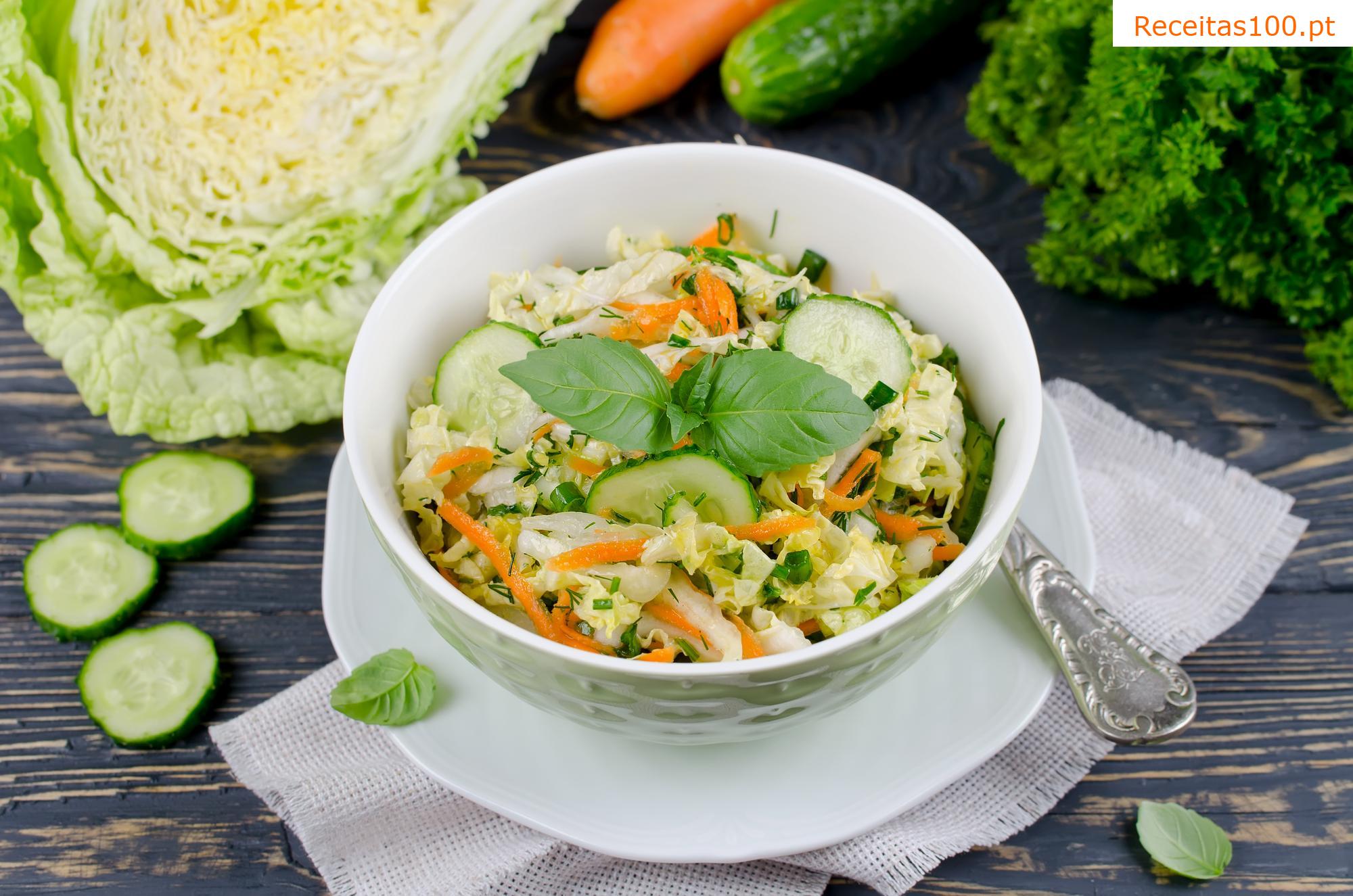 Salada de repolho com cenoura e endro
