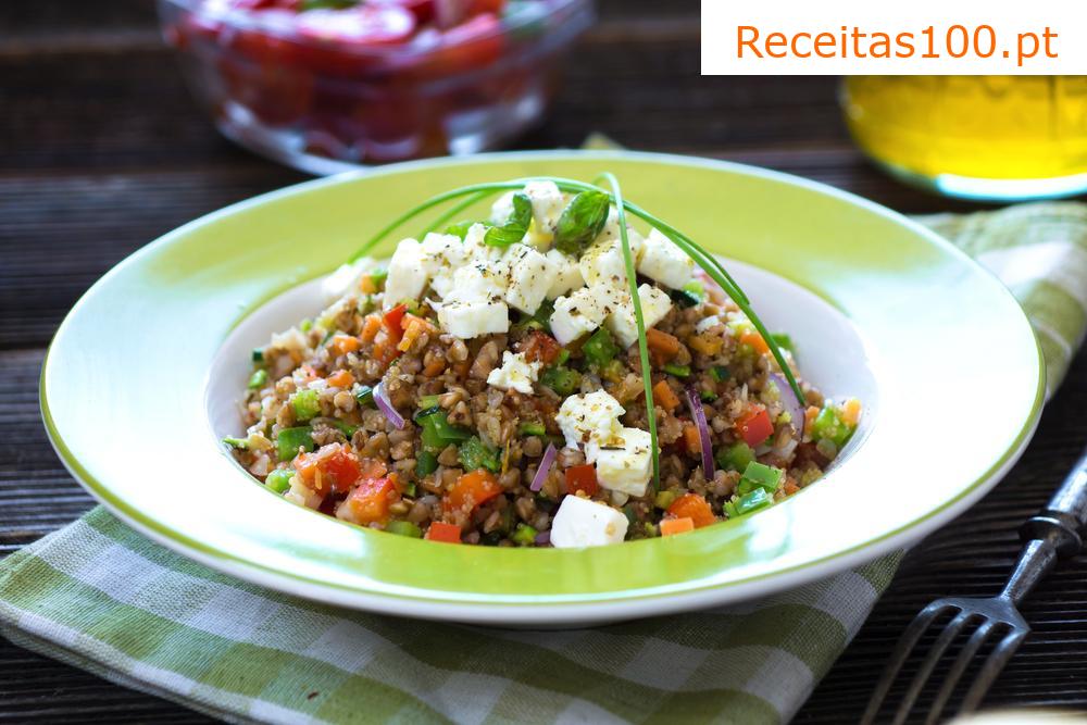 Salada de trigo sarraceno de verão