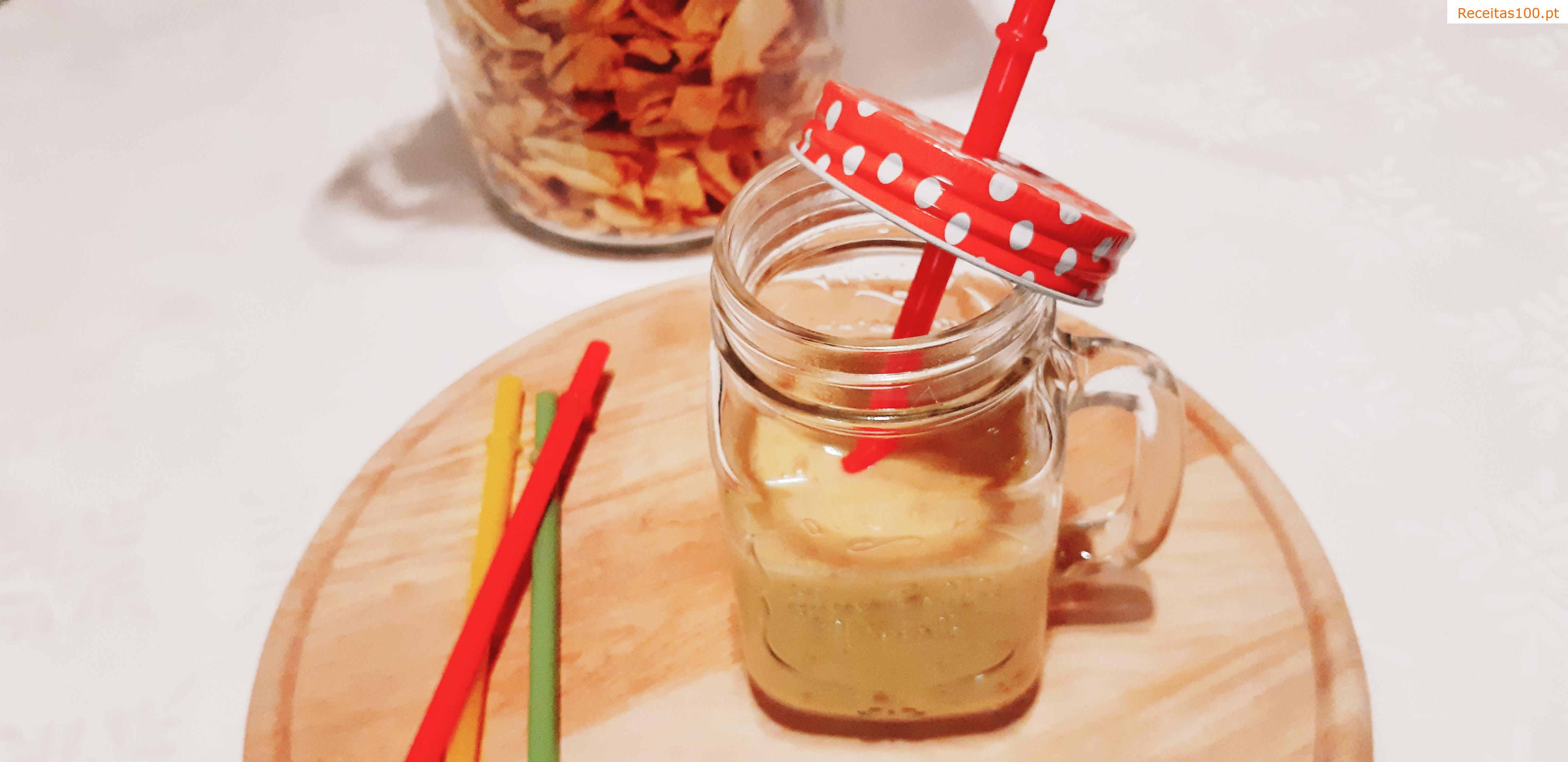 Smoothie de laranja com goji e tâmaras