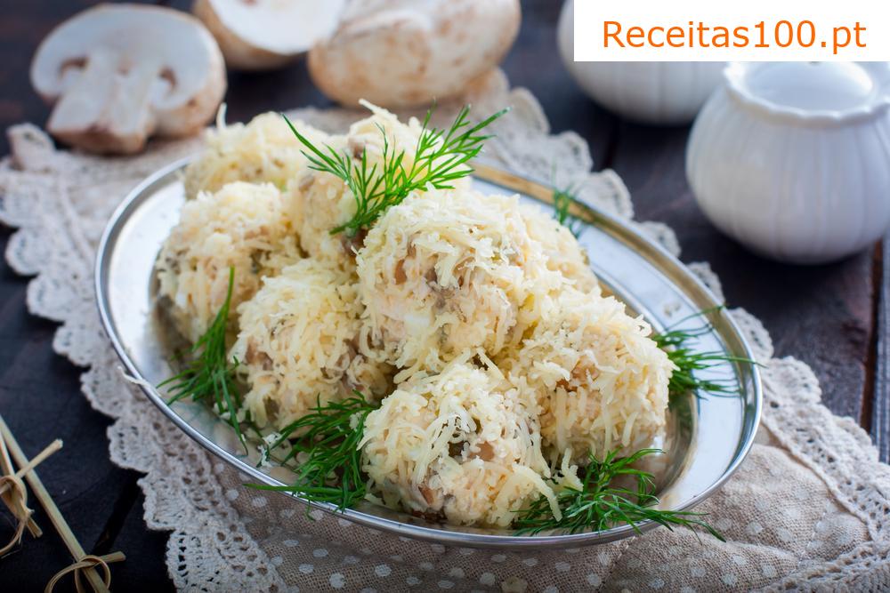 Sopa com bolinhos de cogumelos