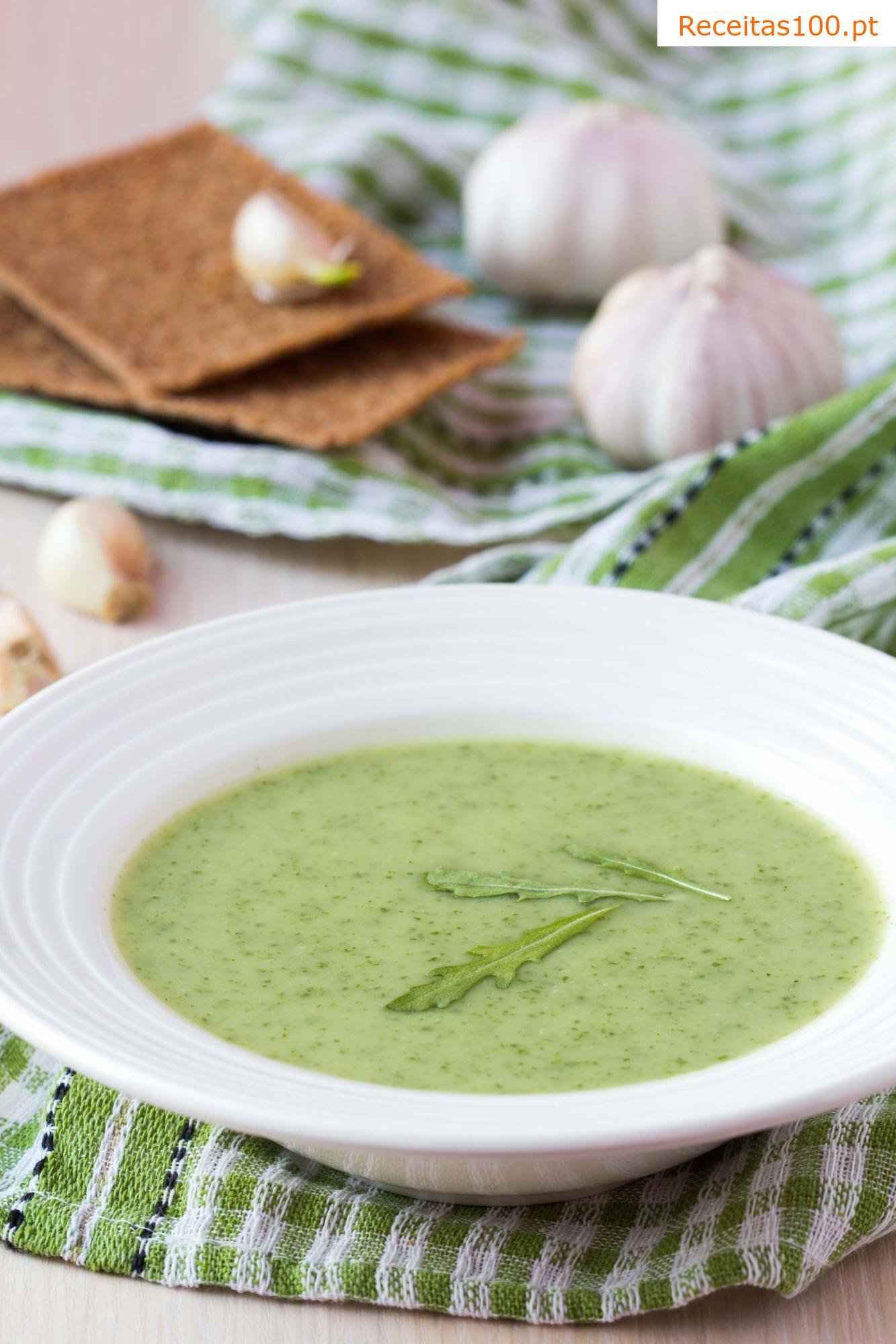 Sopa cremosa de aspargos verde.