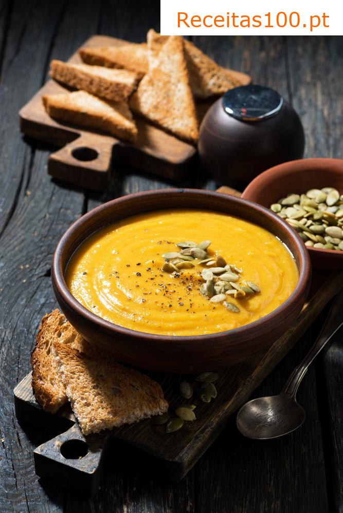 Sopa de abóbora com maçãs e torradas de queijo com tomilho