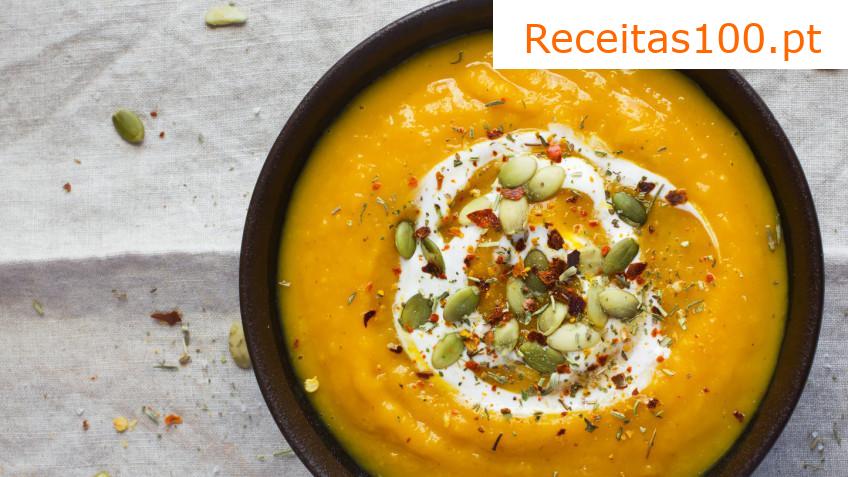 Sopa de abóbora com pimenta e creme azedo