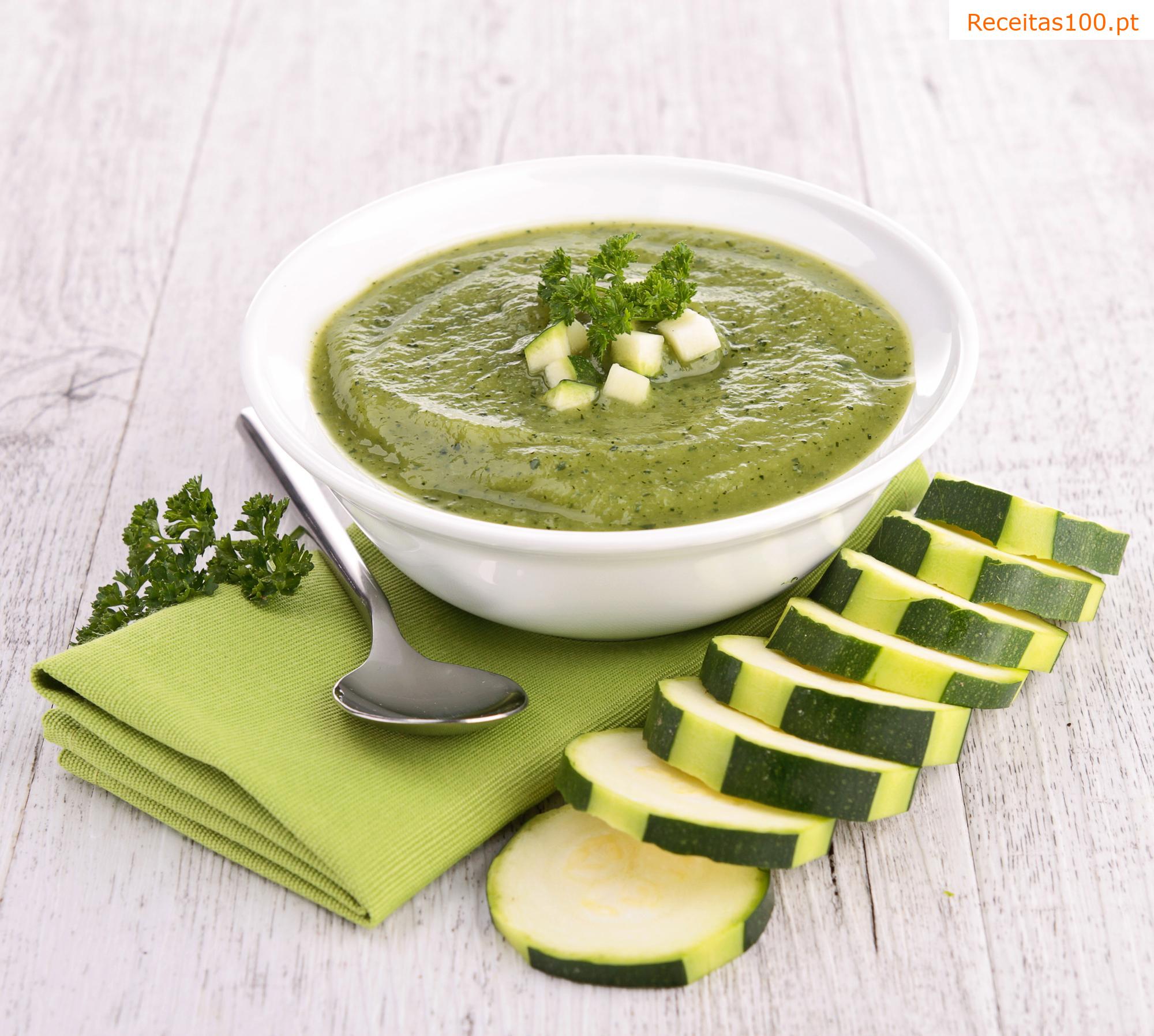 Sopa de abobrinha com batatas