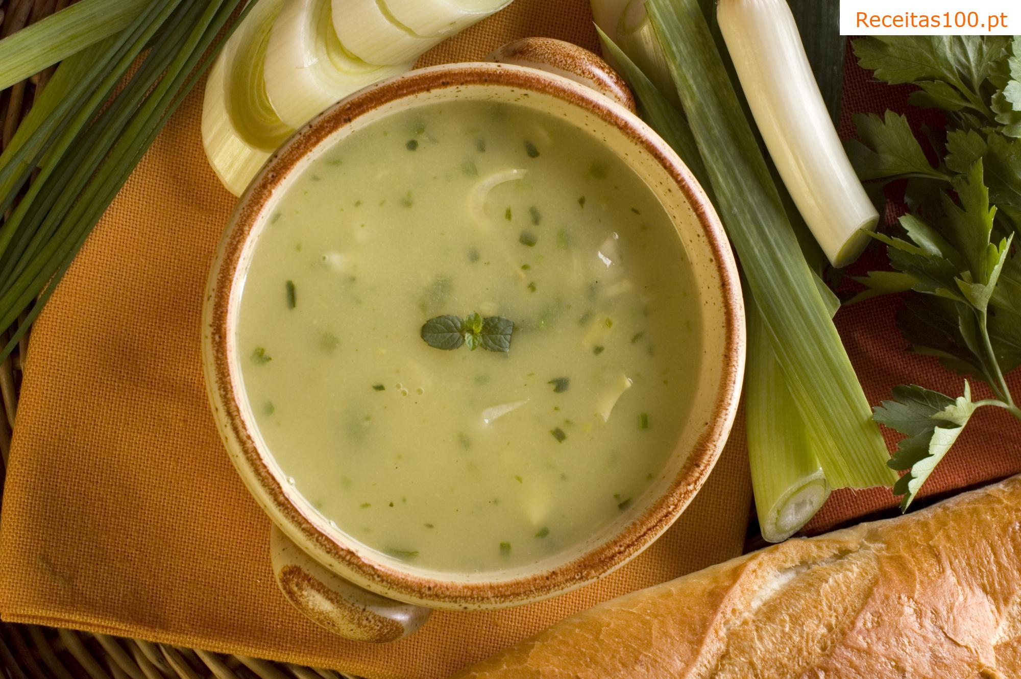 Sopa de alho-poró com queijo processado