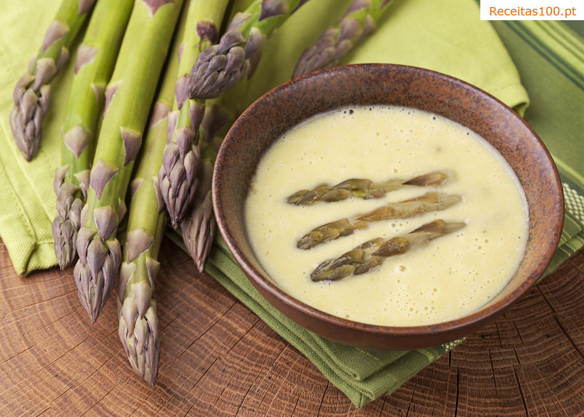 Sopa de aspargos com croutons
