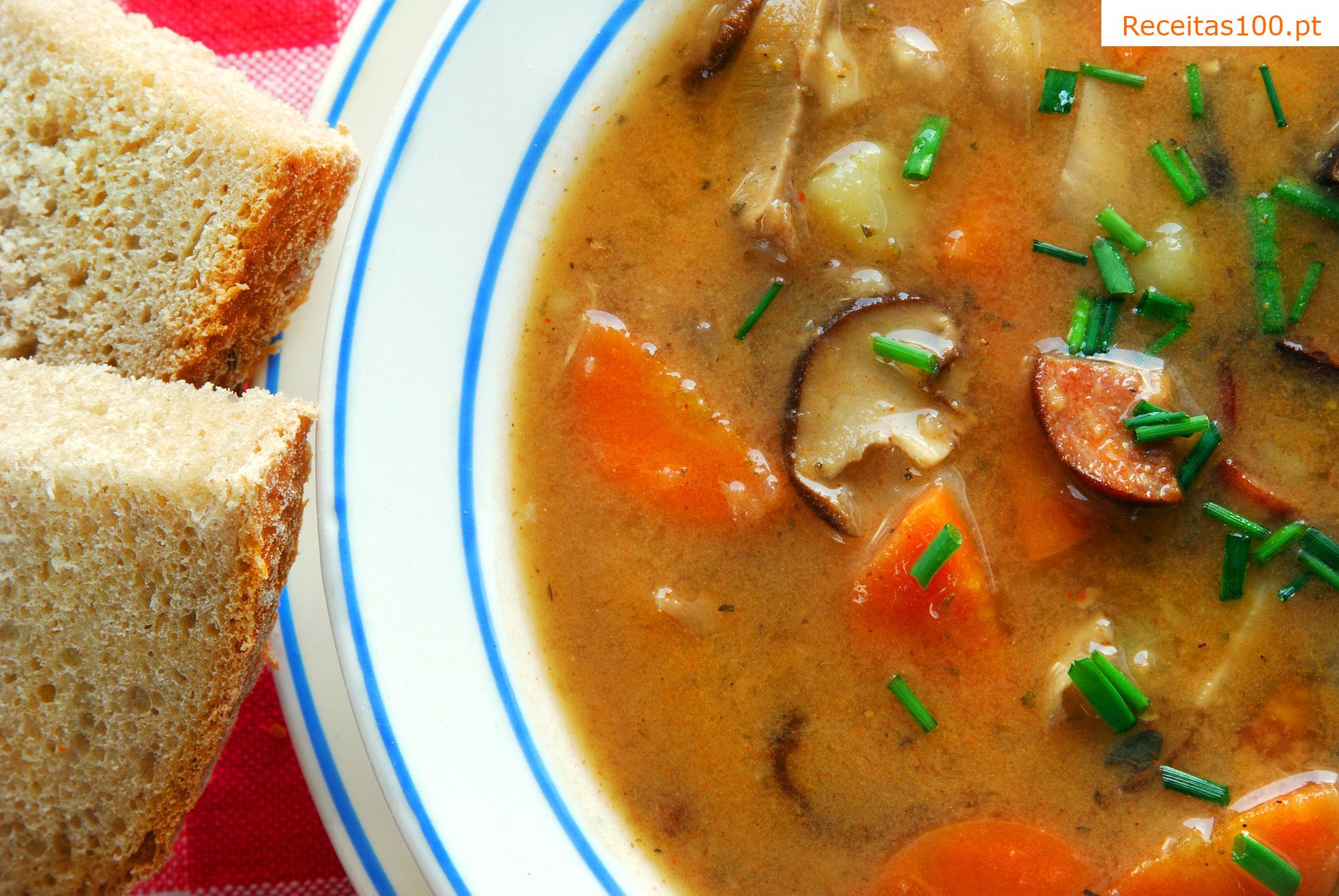 Sopa de batata com cogumelos