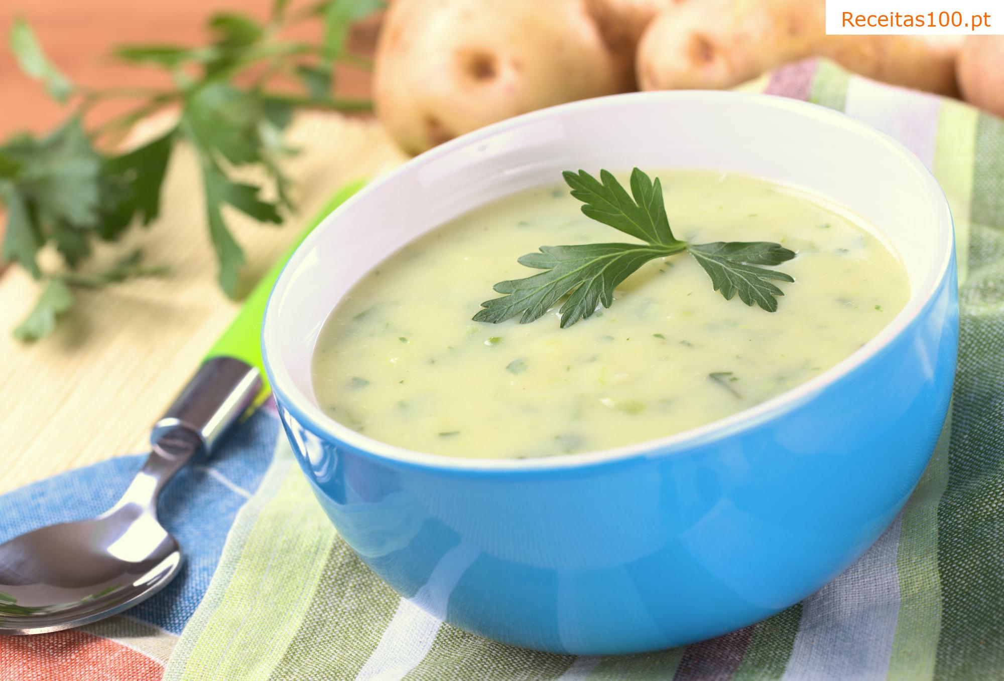 Sopa de batata com ovos e salsicha