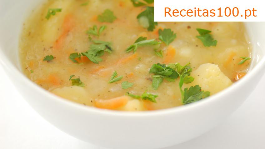 Sopa de batata com ovos e salsichas