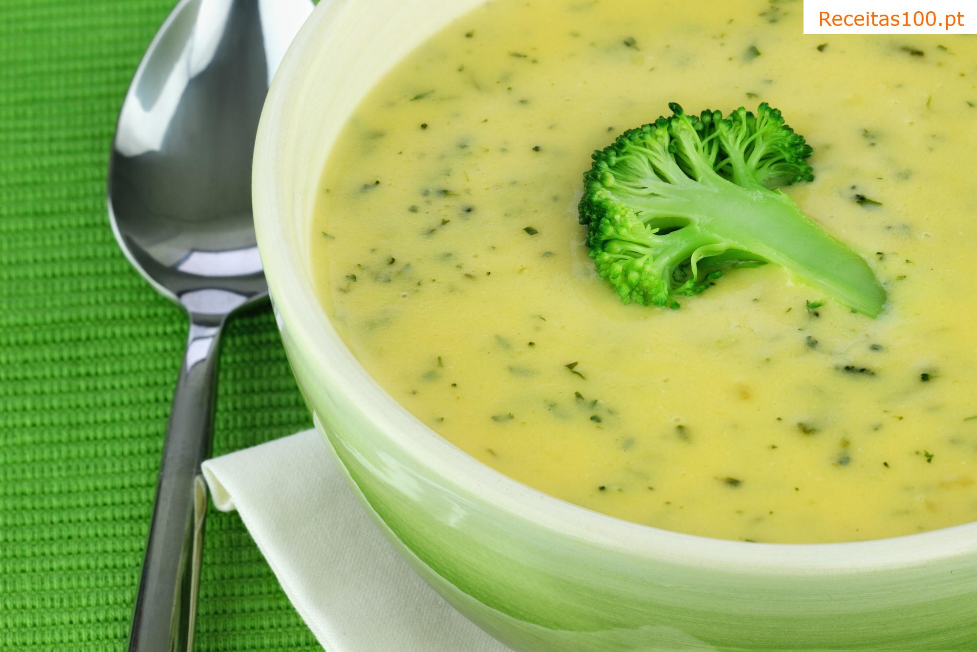 Sopa de brócolos com queijo roquefort