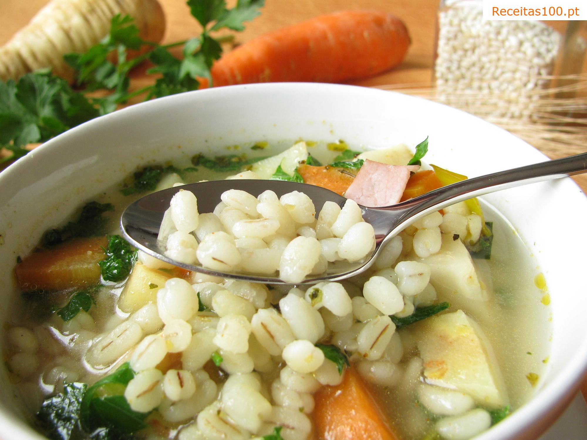 Sopa de cevada com carne defumada e legumes