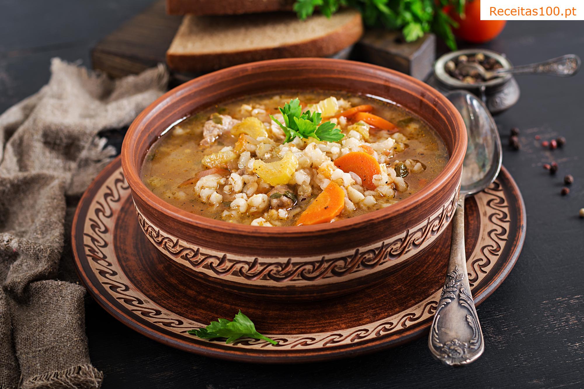 Sopa de cevada com cogumelos