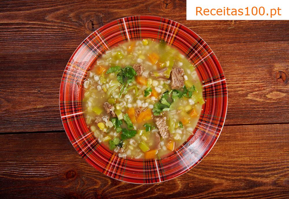 Sopa de cevadinha com carne defumada e legumes