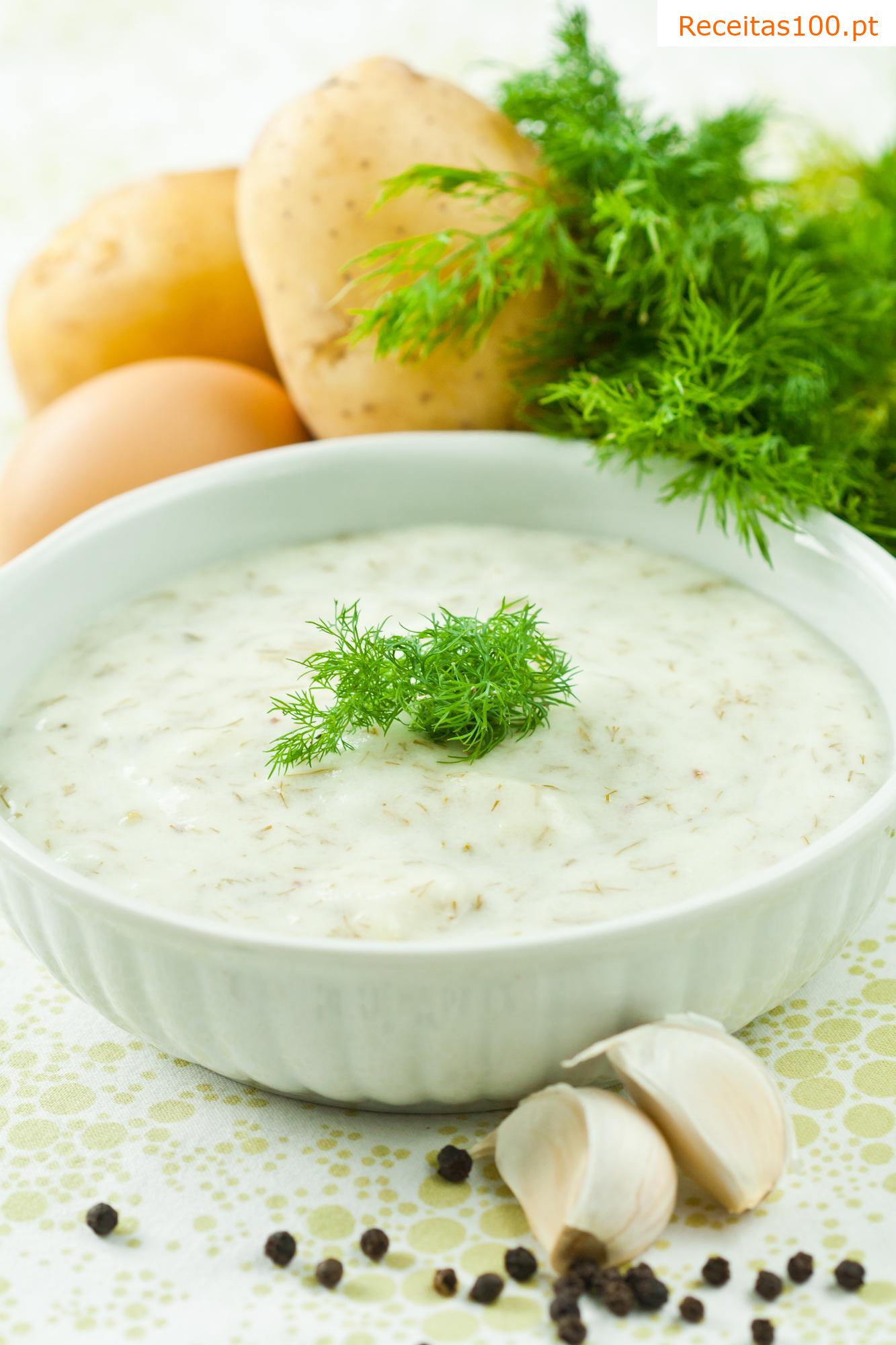 Sopa de endro com batata e cogumelos
