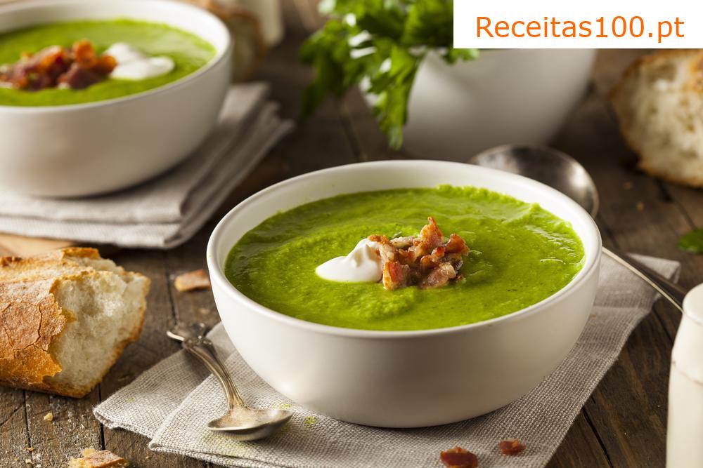 Sopa de ervilhas congeladas com hortelã