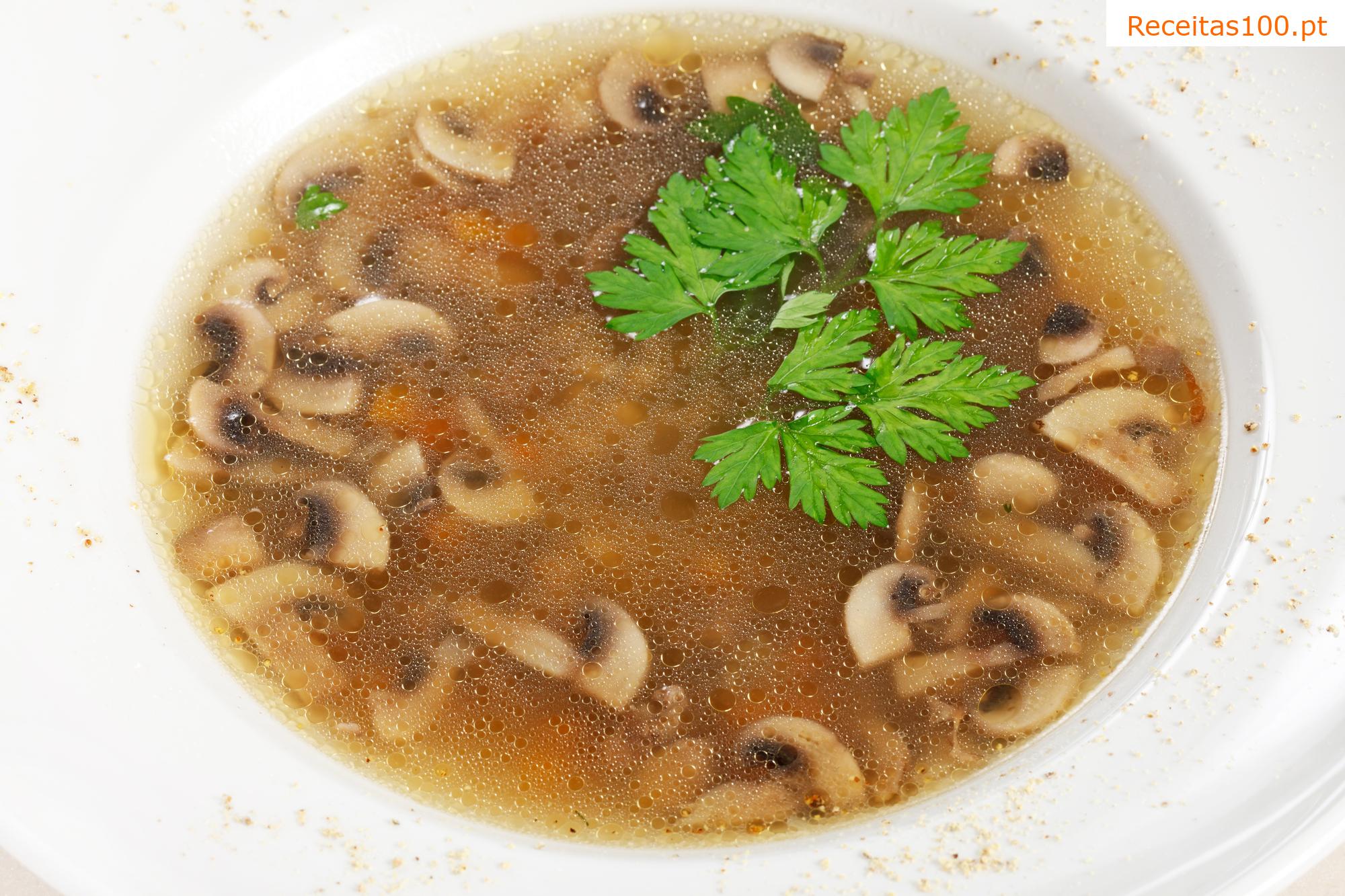 Sopa de galinha com legumes e bolinhos de ovo e cogumelos