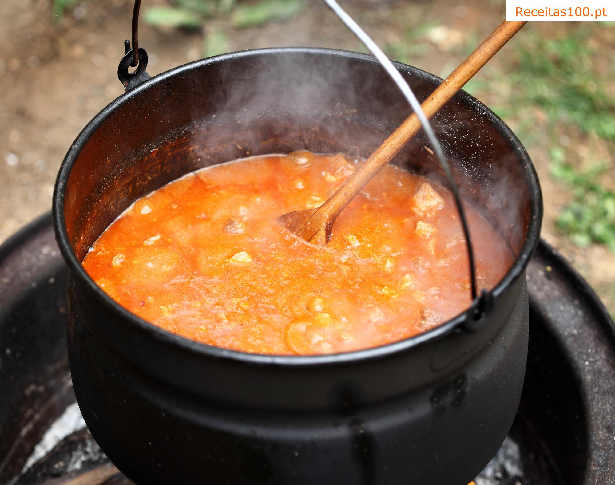 Sopa de goulash de carne moída