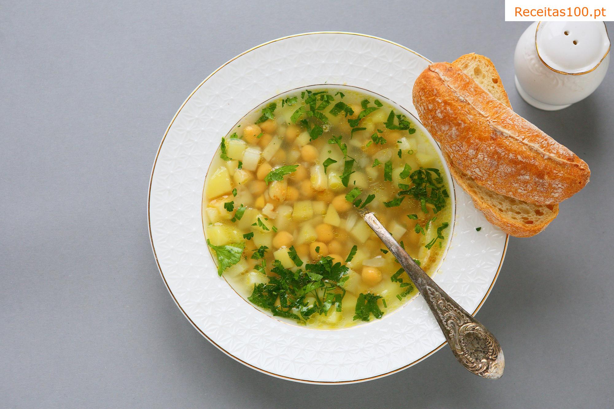 Sopa de legumes com grão-de-bico