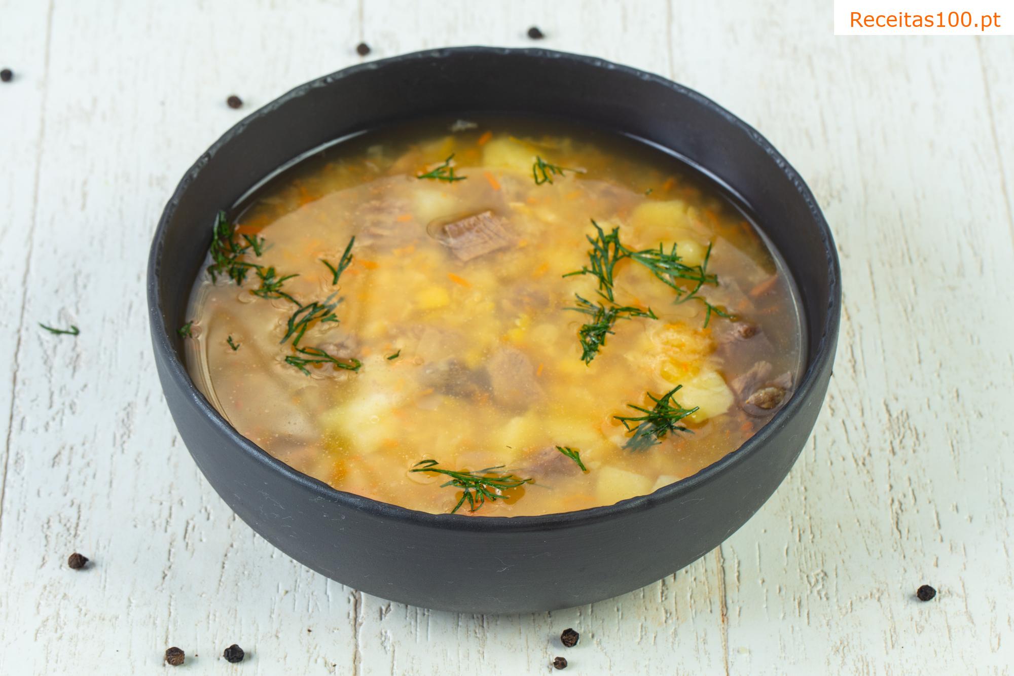 Sopa de ovos e batata com endro